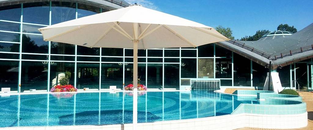 Sonnenschirm Schwimmbad 